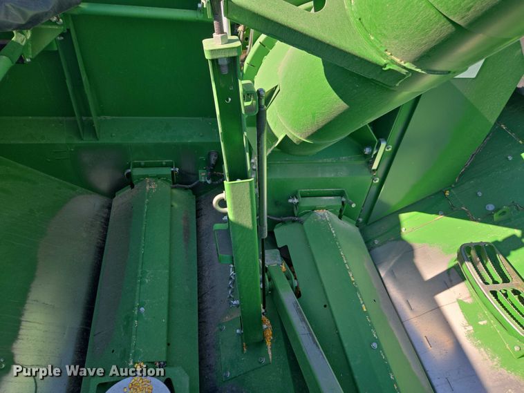 image for item DT4550 2022 John Deere S770 STS combine