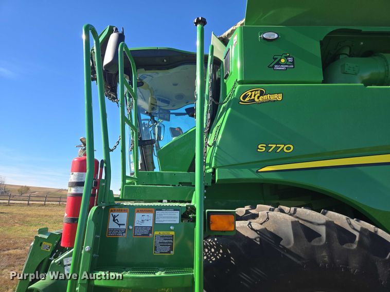 image for item DT4550 2022 John Deere S770 STS combine