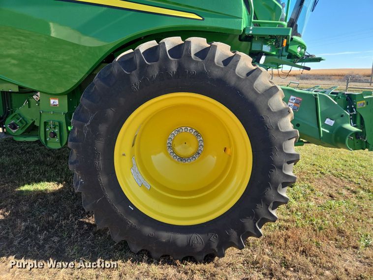 image for item DT4550 2022 John Deere S770 STS combine