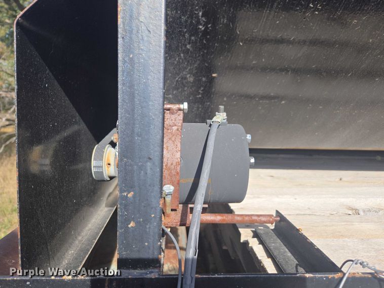 image for item DT4575 Bar-Six cake feeder