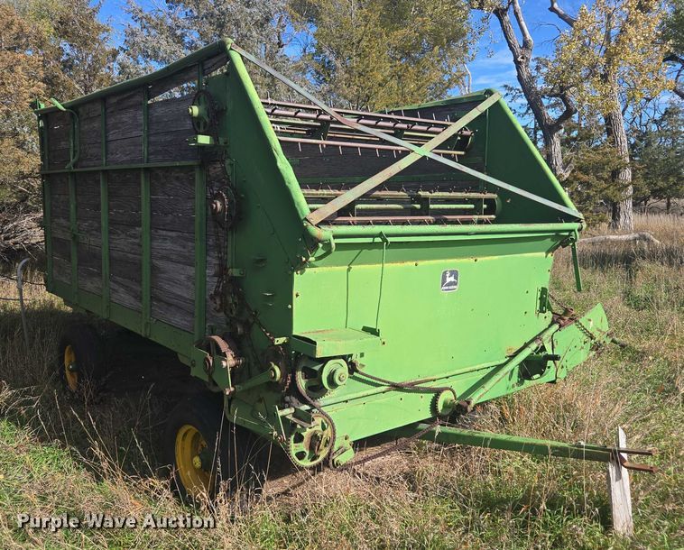 image for item DT4576 John Deere E0122 silage wagon
