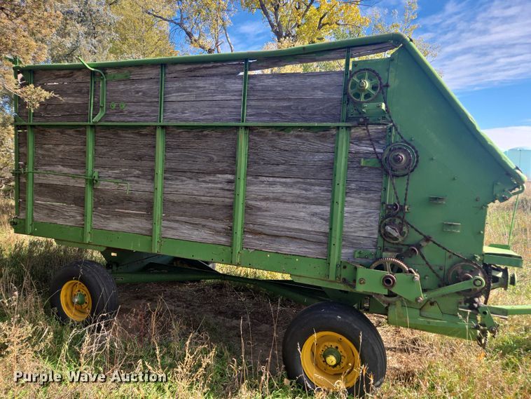 image for item DT4576 John Deere E0122 silage wagon