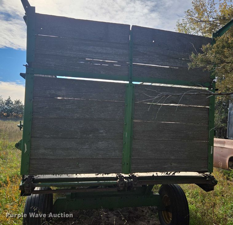 image for item DT4576 John Deere E0122 silage wagon