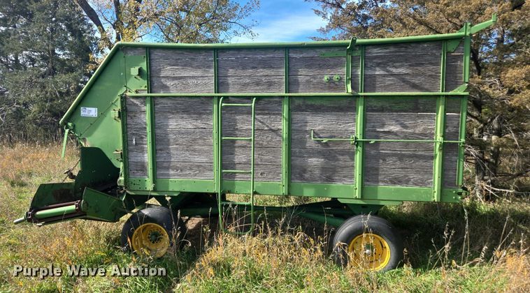 image for item DT4576 John Deere E0122 silage wagon