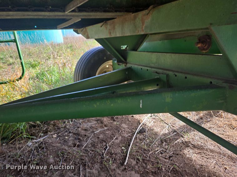 image for item DT4576 John Deere E0122 silage wagon