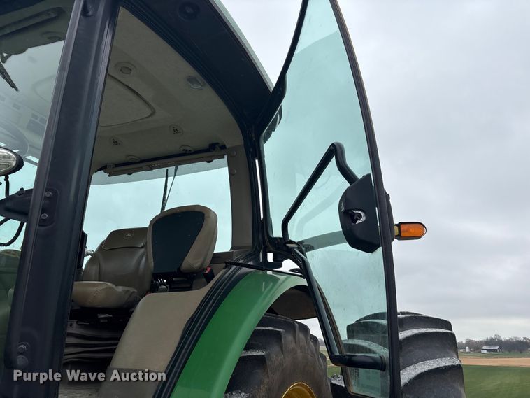 image for item DT4589 2017 John Deere 8370R MFWD tractor