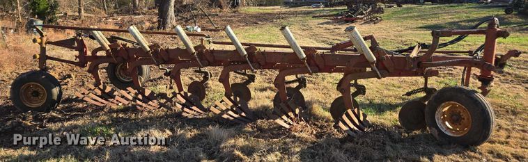 image for item DT4638 Case IH 720 six bottom plow