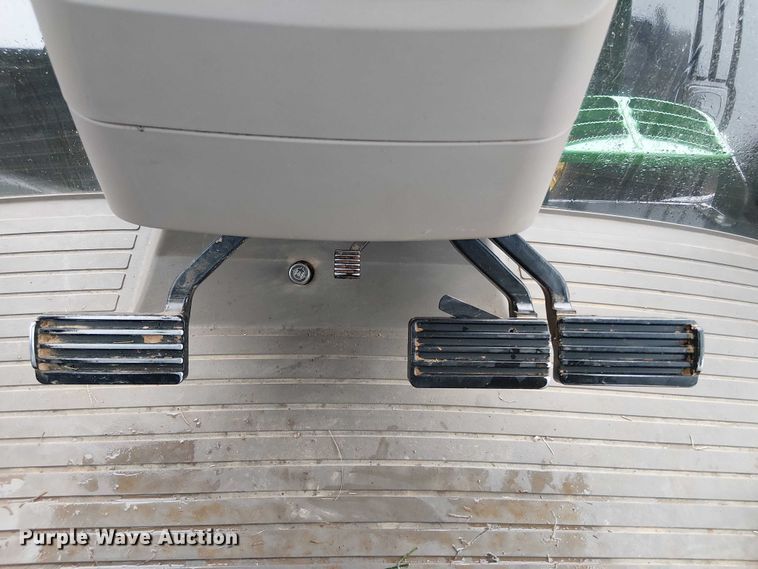 image for item DT4645 2016 John Deere 7210R MFWD tractor