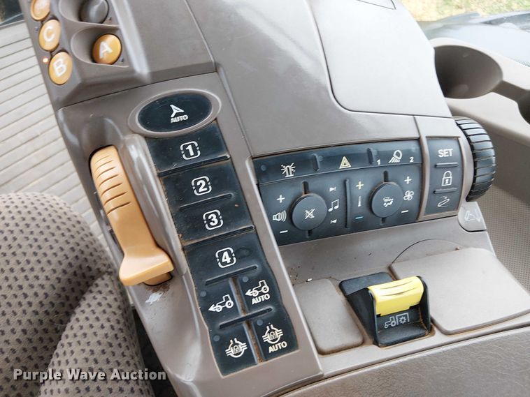 image for item DT4645 2016 John Deere 7210R MFWD tractor