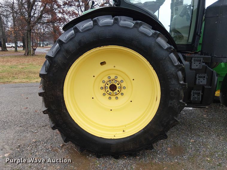 image for item DT4645 2016 John Deere 7210R MFWD tractor