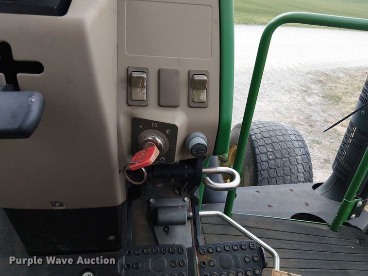 image for item DT4647 2015 John Deere 6105M tractor