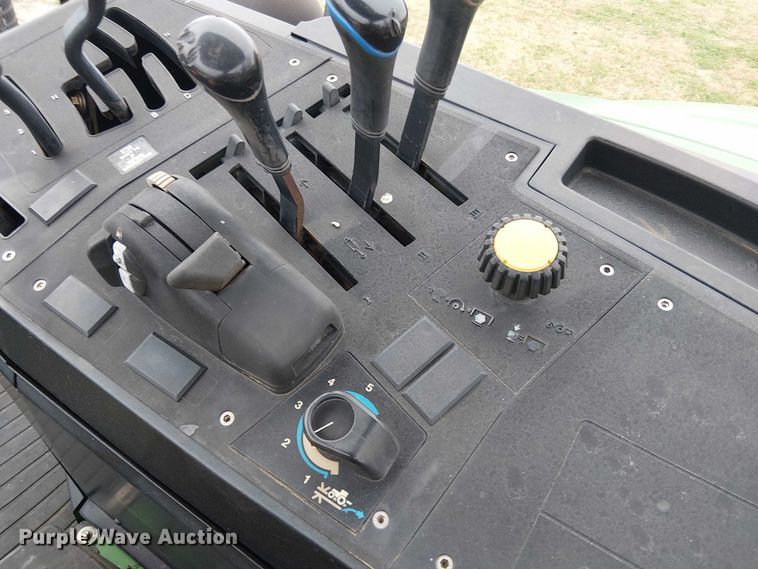 image for item DT4647 2015 John Deere 6105M tractor