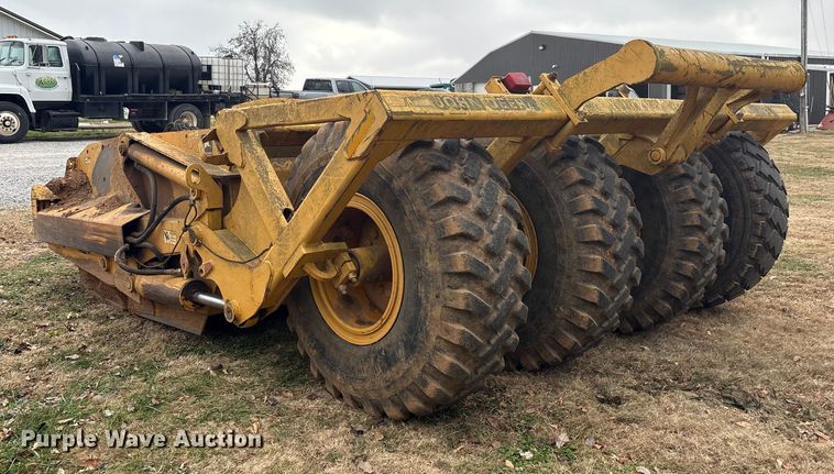 image for item DT4663 2002 John Deere 1312C scraper