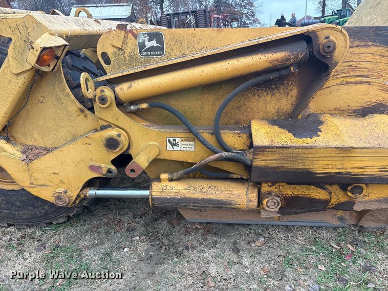 image for item DT4663 2002 John Deere 1312C scraper