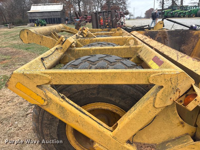 image for item DT4663 2002 John Deere 1312C scraper