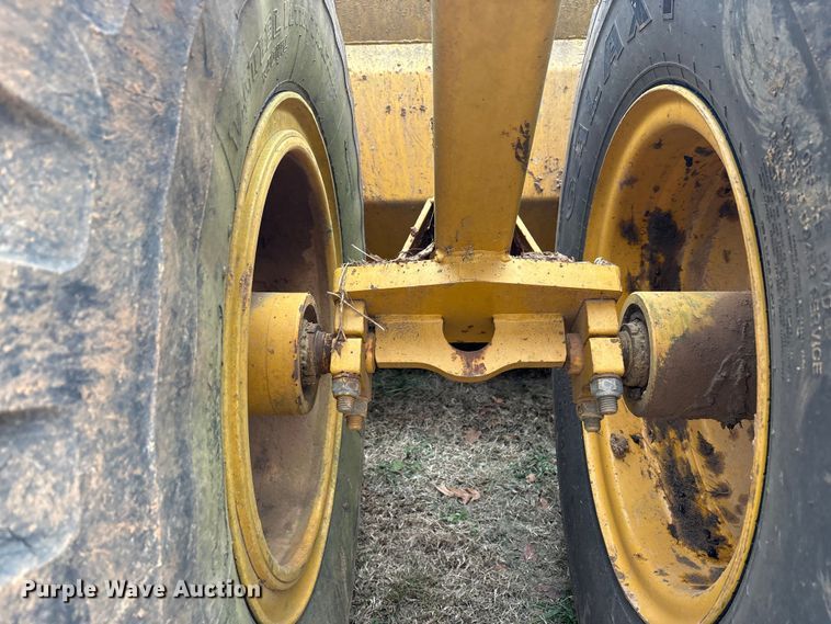 image for item DT4663 2002 John Deere 1312C scraper