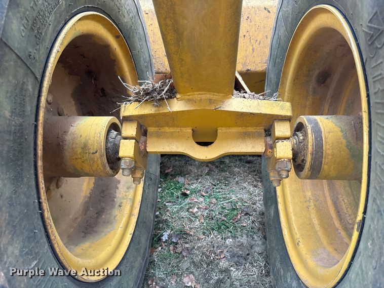 image for item DT4663 2002 John Deere 1312C scraper