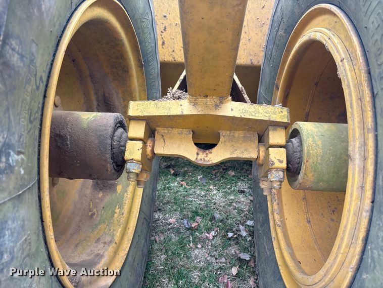 image for item DT4663 2002 John Deere 1312C scraper