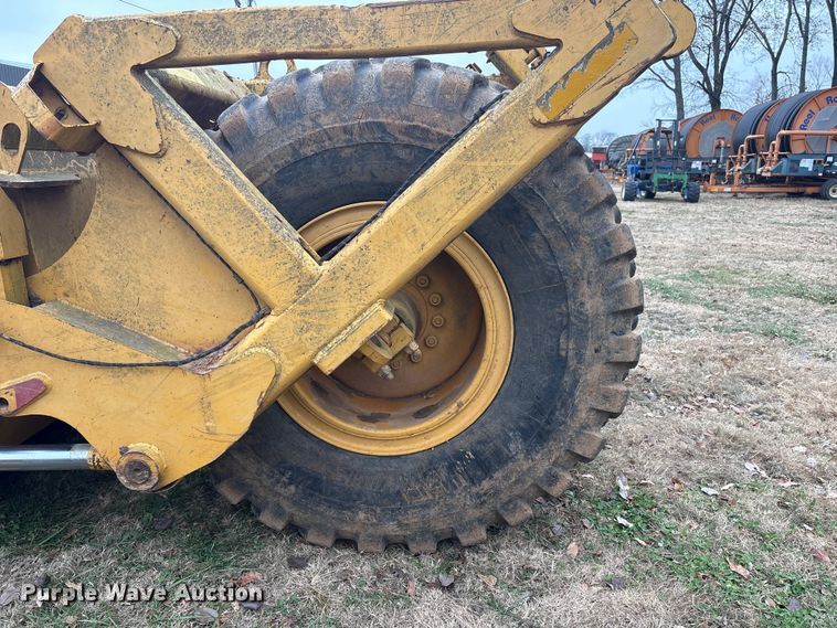 image for item DT4663 2002 John Deere 1312C scraper