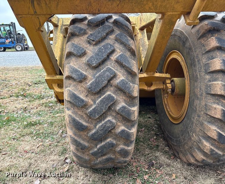 image for item DT4663 2002 John Deere 1312C scraper