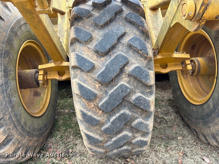 image for item DT4663 2002 John Deere 1312C scraper