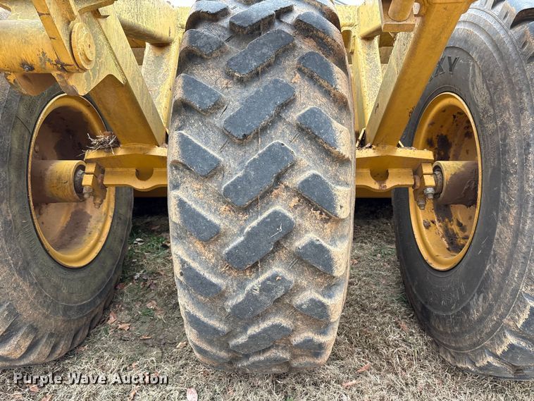 image for item DT4663 2002 John Deere 1312C scraper