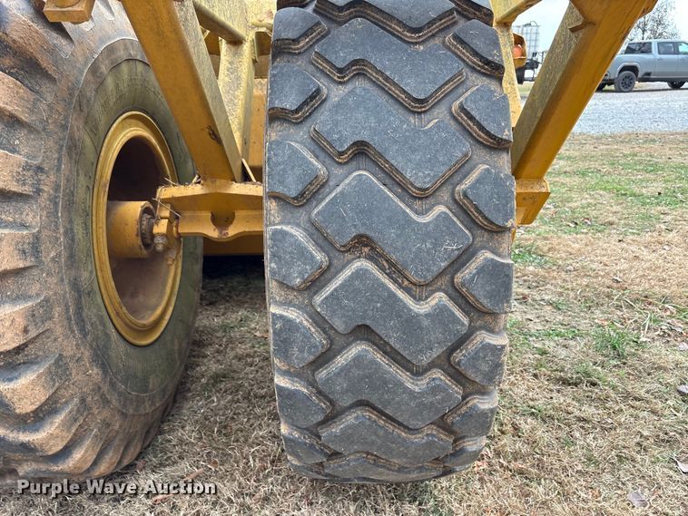 image for item DT4663 2002 John Deere 1312C scraper