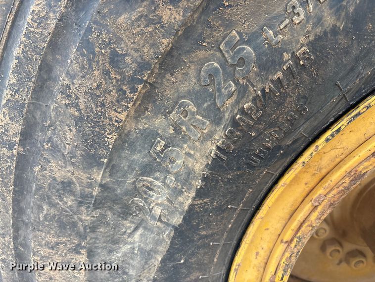 image for item DT4663 2002 John Deere 1312C scraper