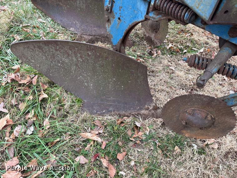 image for item DT4669 Ford 150 plow