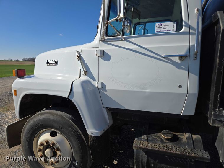 image for item DT4703 1990 Ford LN8000 water truck