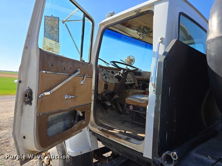 image for item DT4703 1990 Ford LN8000 water truck