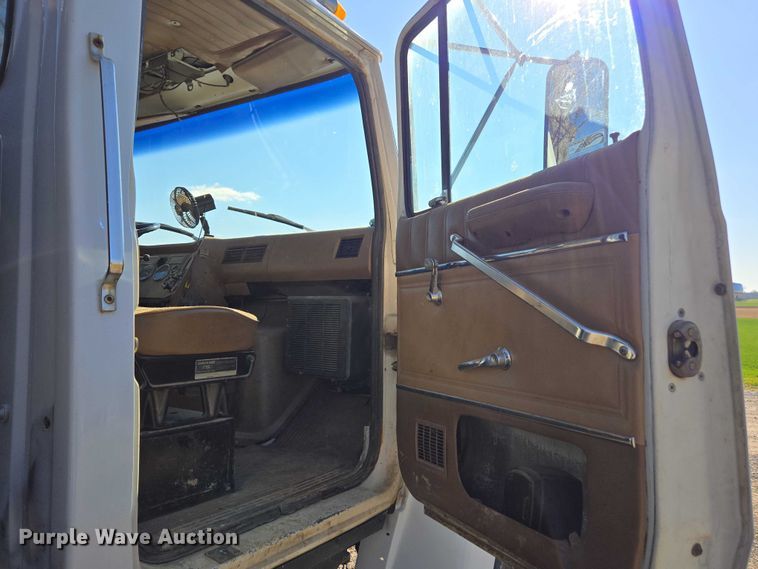 image for item DT4703 1990 Ford LN8000 water truck