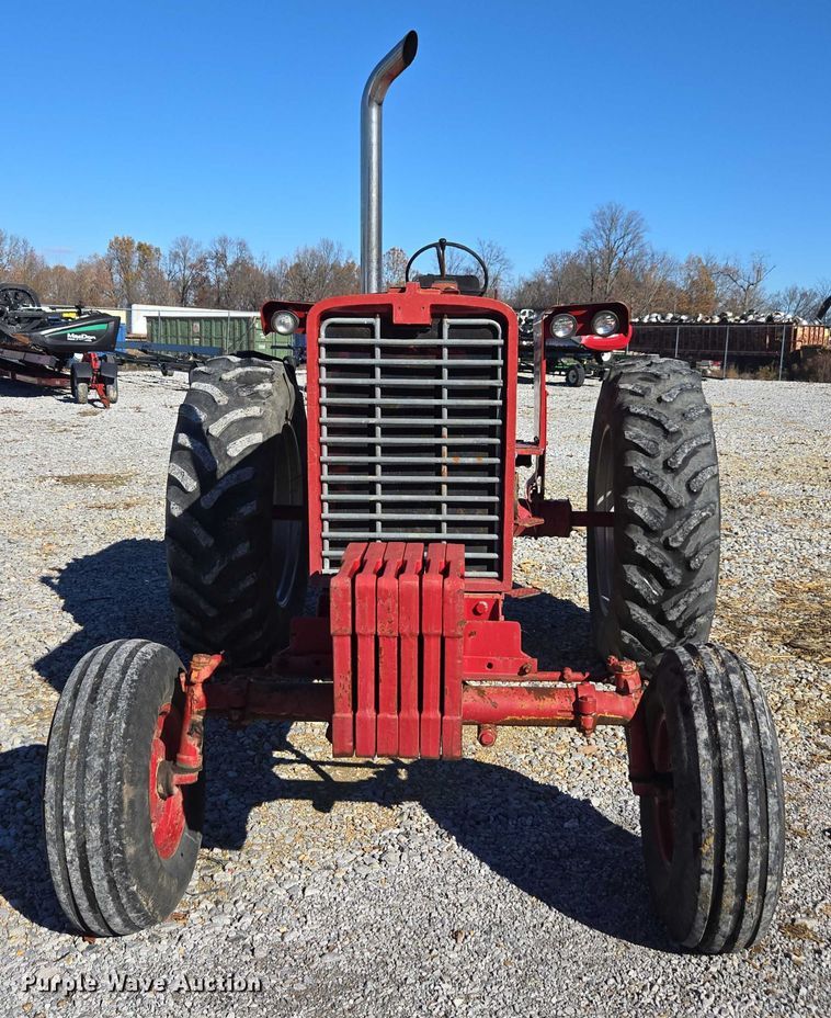 image for item DT4726 International 856 tractor