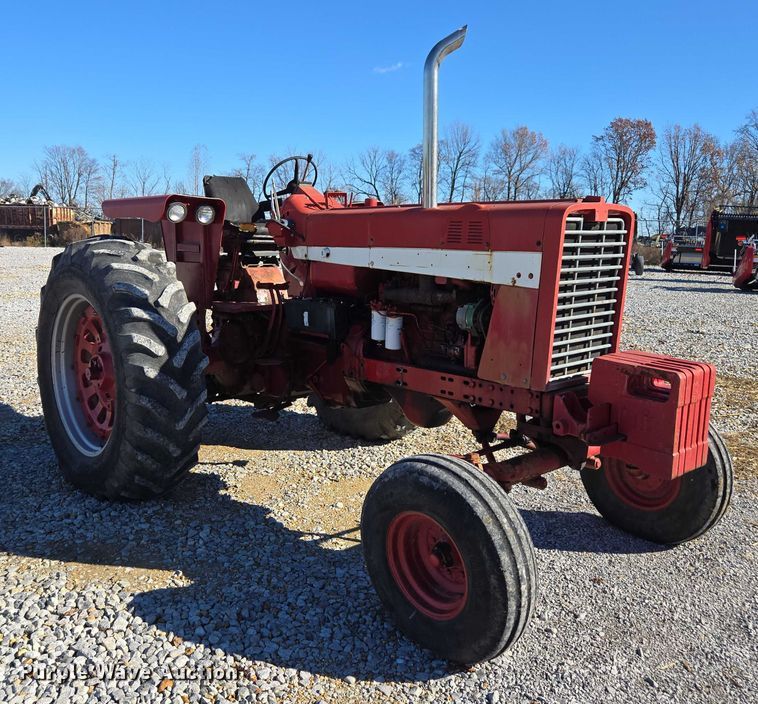 image for item DT4726 International 856 tractor