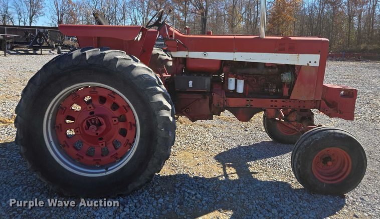 image for item DT4726 International 856 tractor