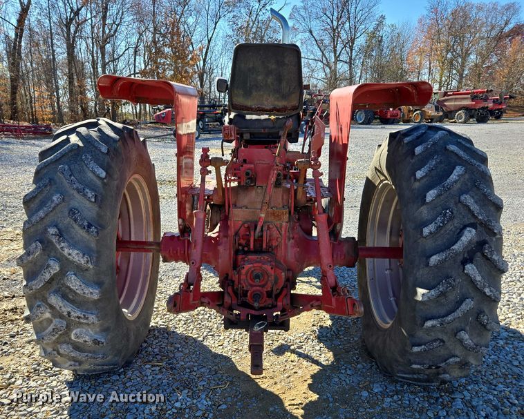 image for item DT4726 International 856 tractor