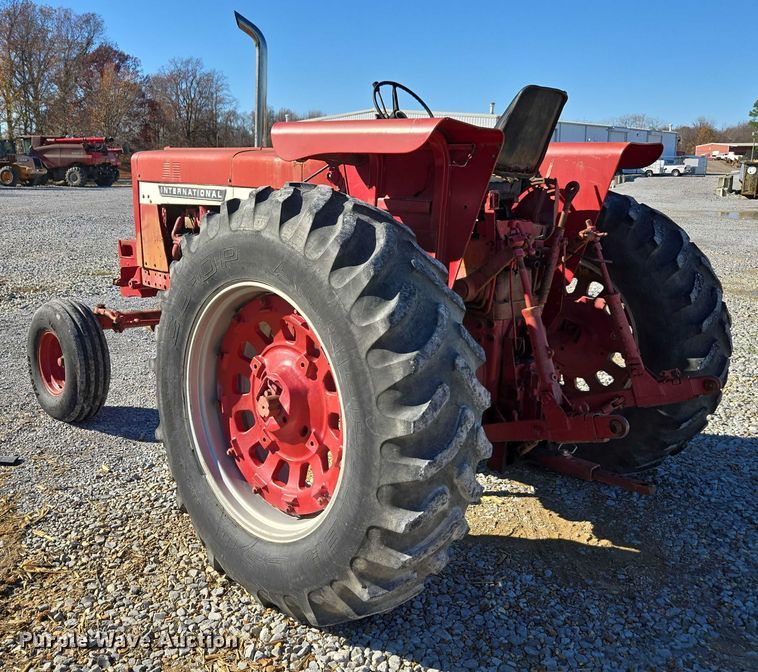 image for item DT4726 International 856 tractor