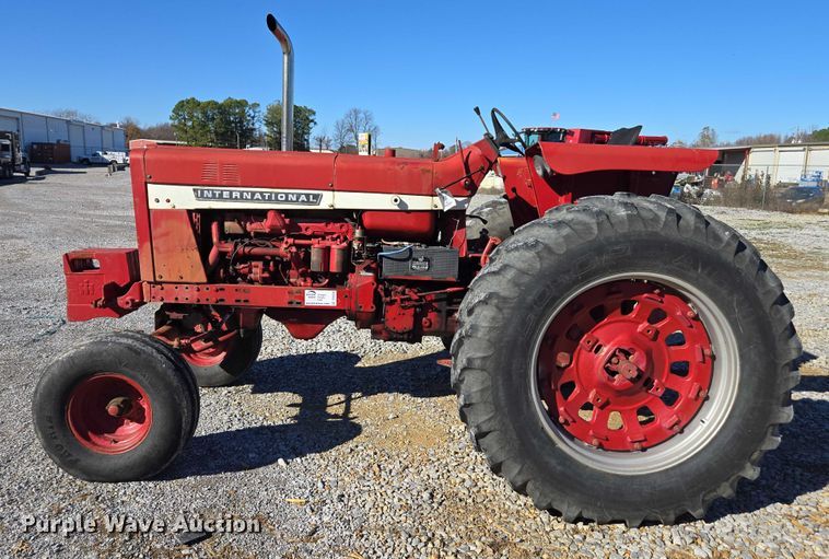 image for item DT4726 International 856 tractor