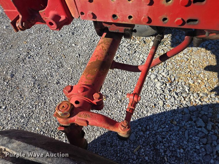 image for item DT4726 International 856 tractor