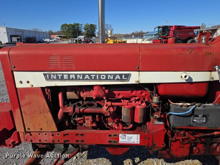 image for item DT4726 International 856 tractor