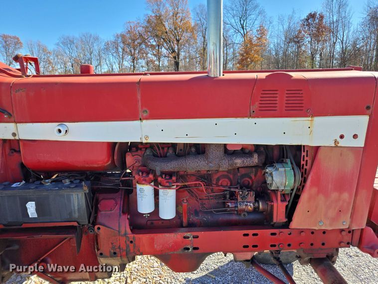 image for item DT4726 International 856 tractor