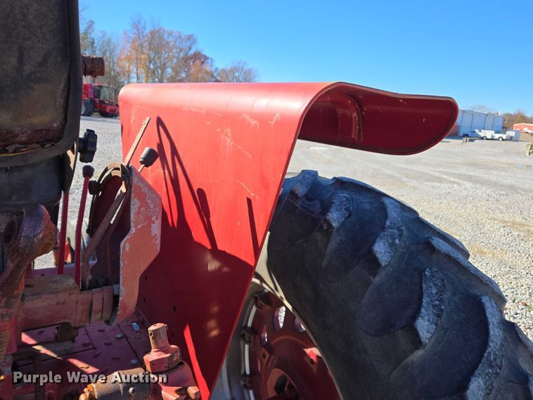 image for item DT4726 International 856 tractor