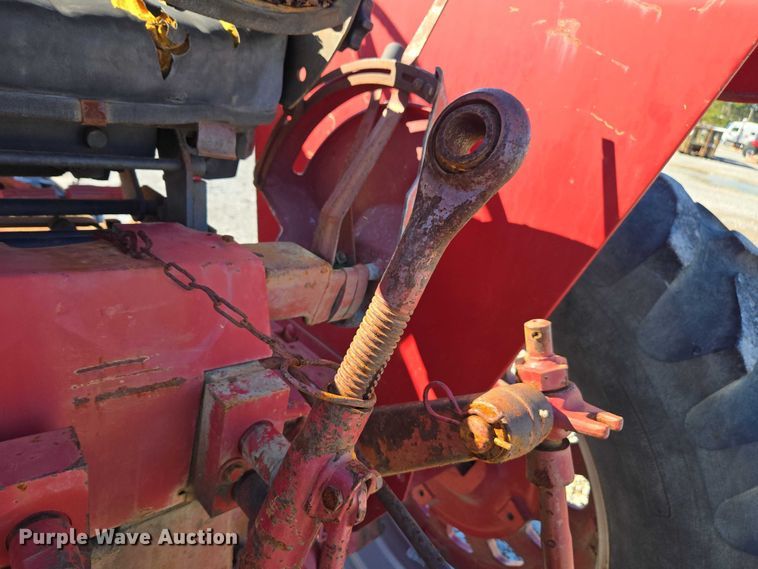 image for item DT4726 International 856 tractor