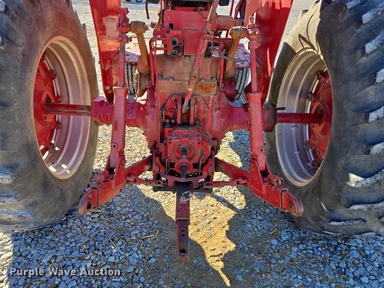 image for item DT4726 International 856 tractor