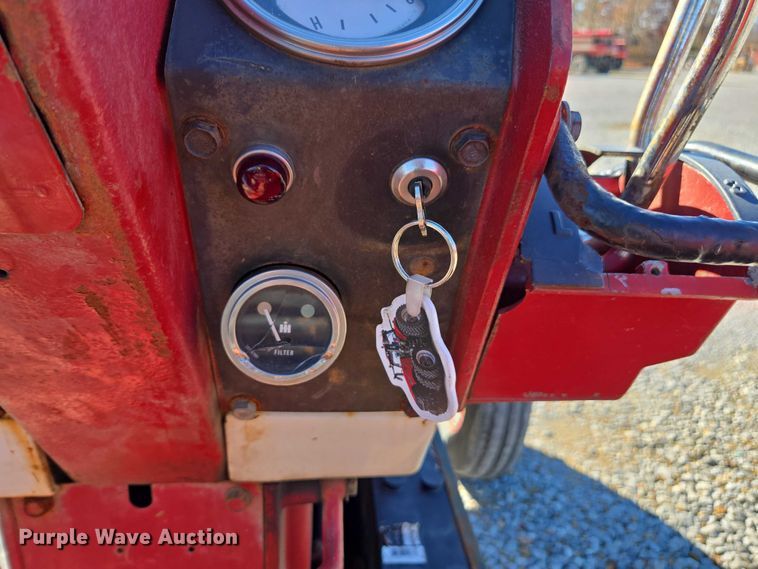 image for item DT4726 International 856 tractor