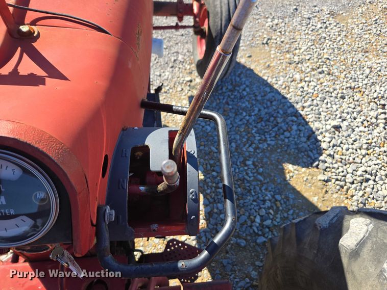 image for item DT4726 International 856 tractor