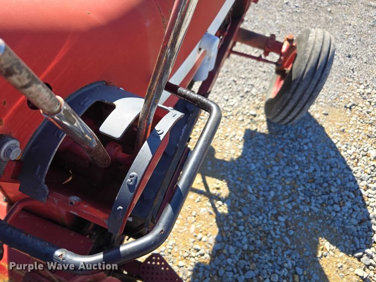 image for item DT4726 International 856 tractor