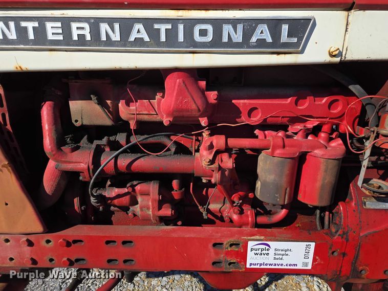 image for item DT4726 International 856 tractor