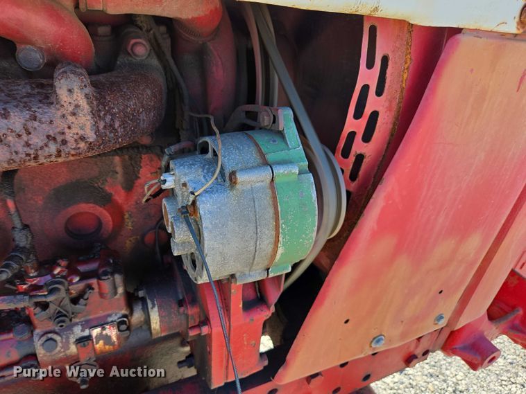 image for item DT4726 International 856 tractor