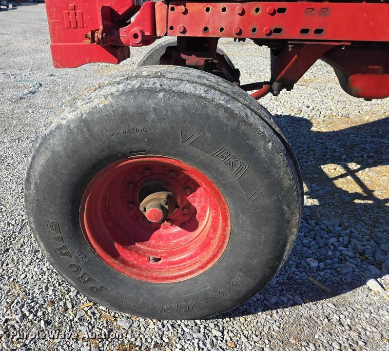 image for item DT4726 International 856 tractor